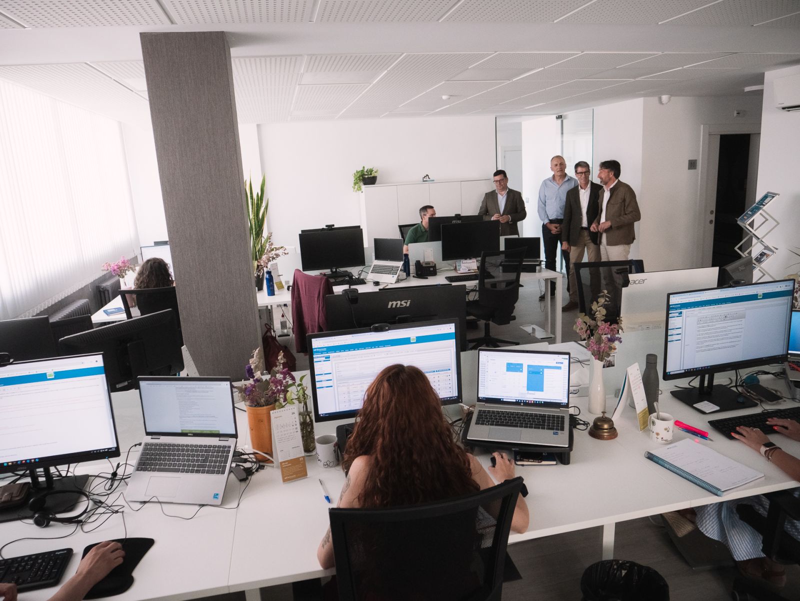 Empleados de ADR Formaci&oacute;n trabajando durante la visita del presidente