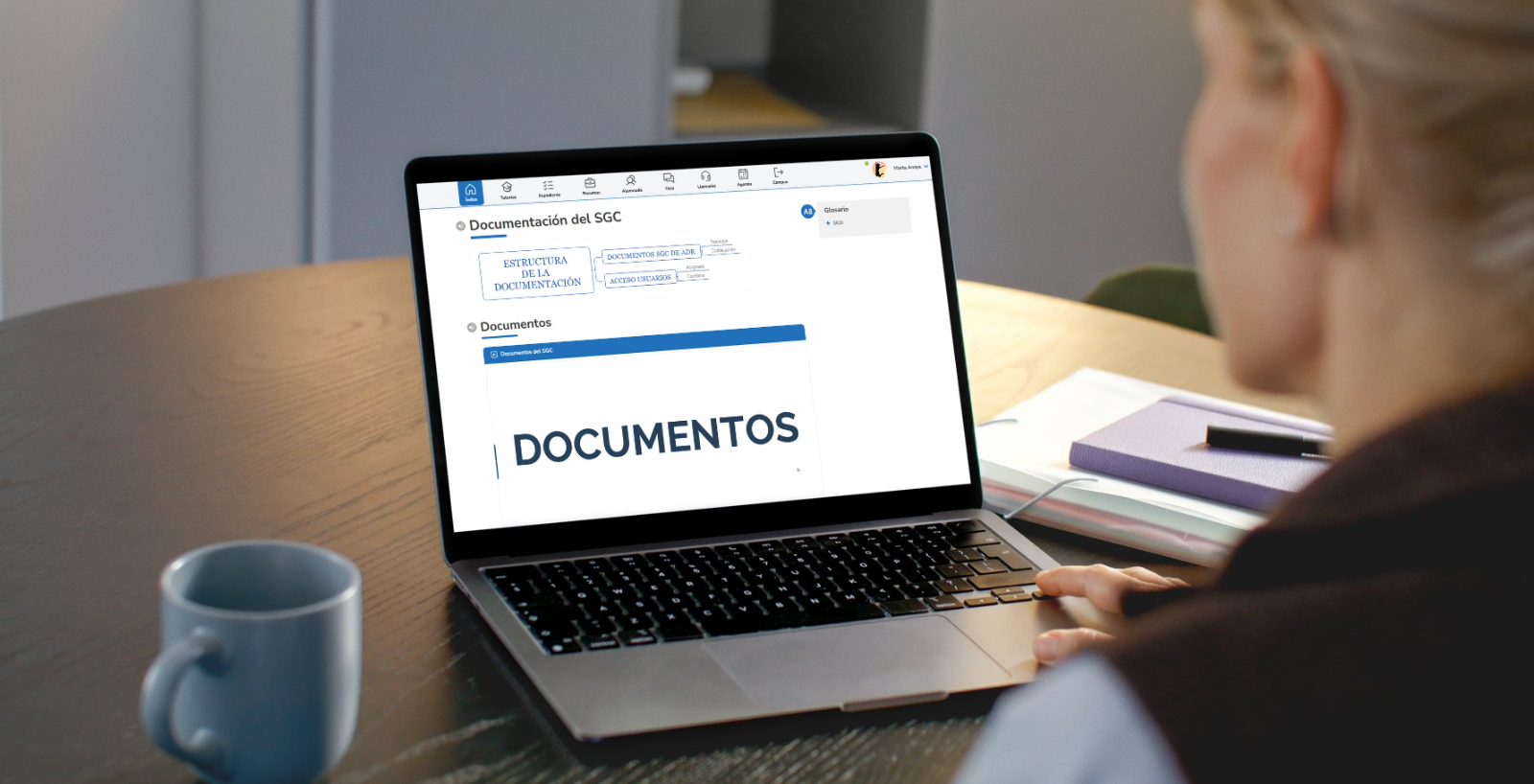 Alumno estudiando en un Aula virtual